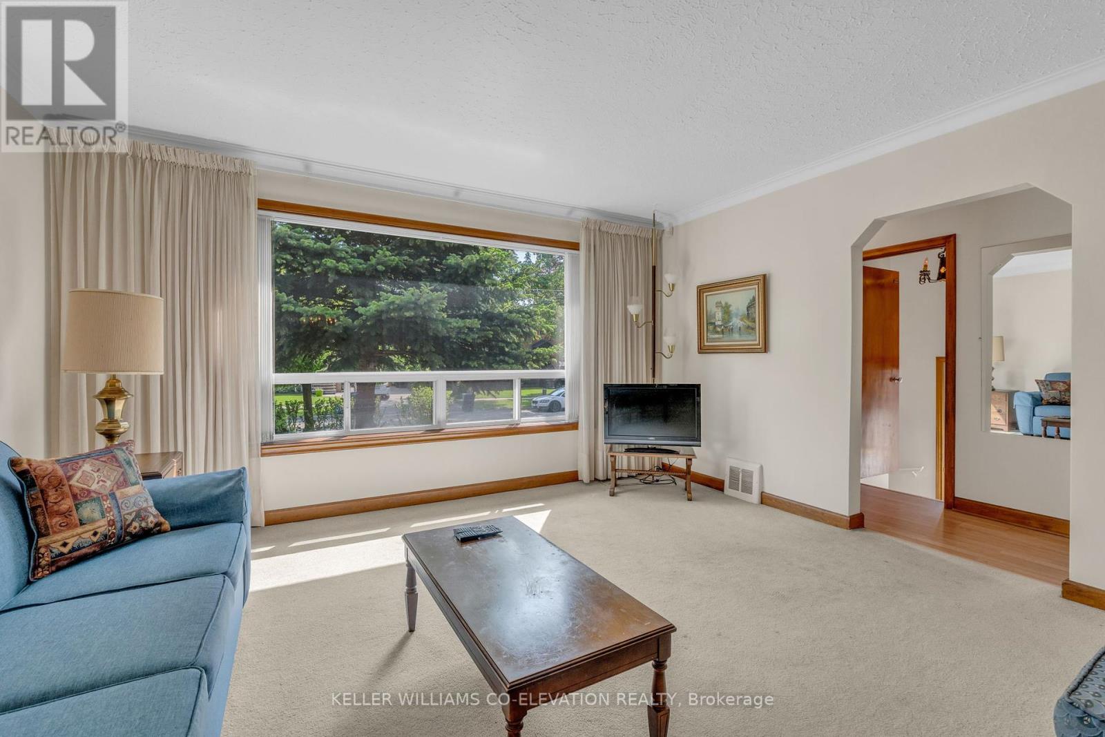 10 Robindale Avenue, Toronto, Ontario  M8W 4A9 - Photo 7 - W12200694