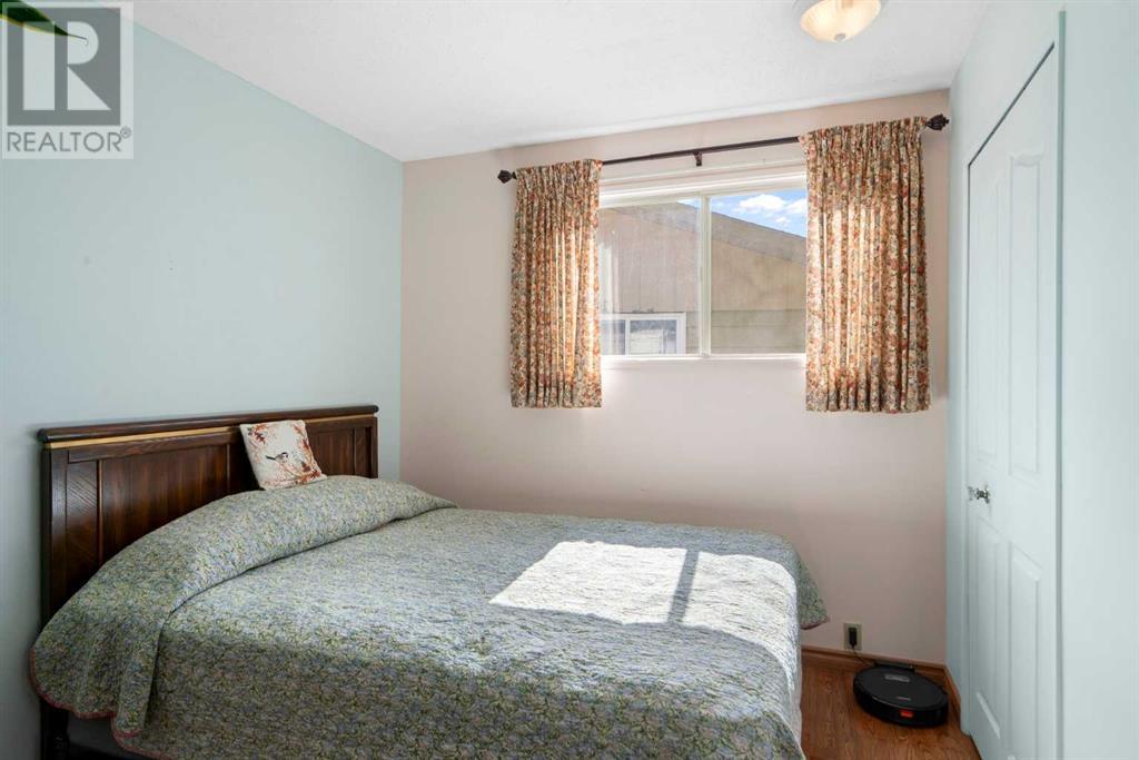327 Queensland Circle Se, Calgary, Alberta  T2J 4E3 - Photo 16 - A2214151