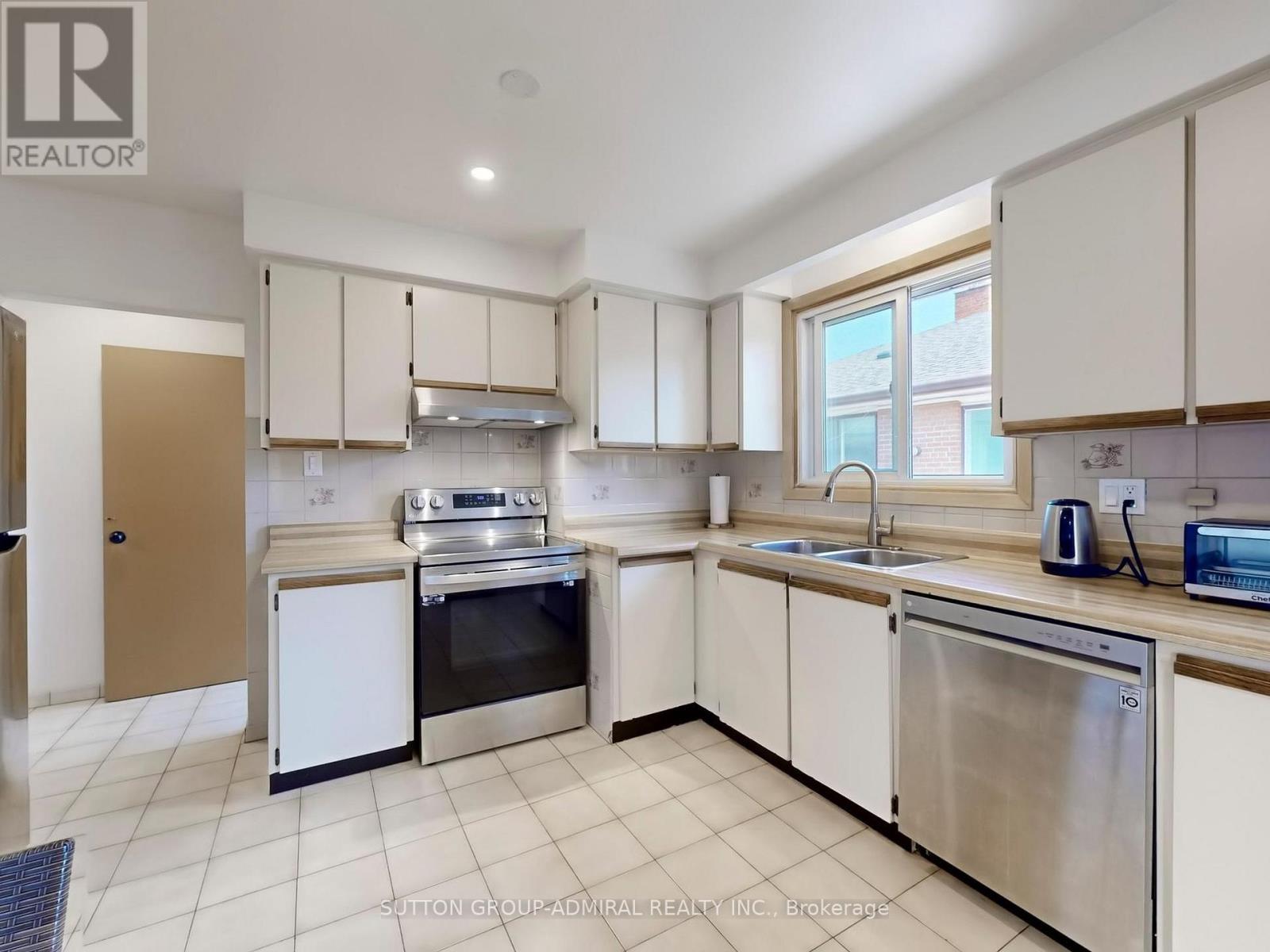 31 Charrington Crescent, Toronto, Ontario  M3L 2C3 - Photo 10 - W12200773