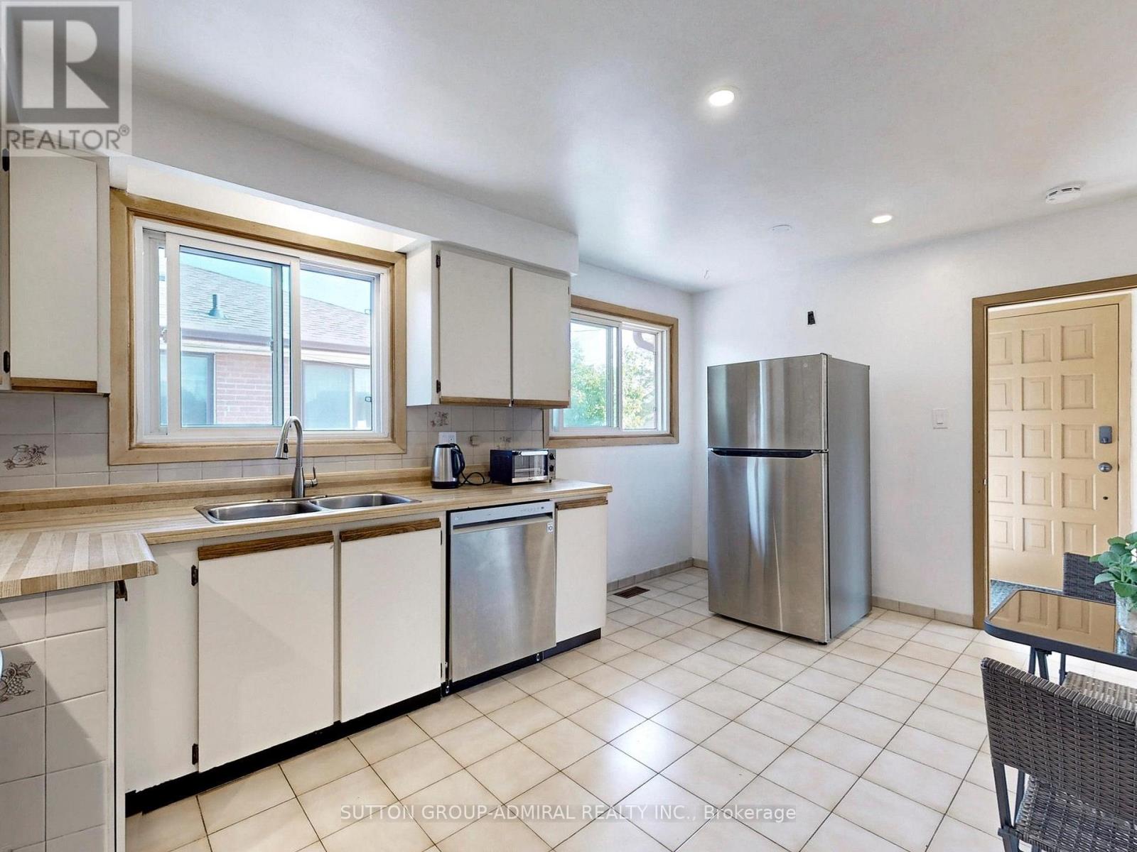 31 Charrington Crescent, Toronto, Ontario  M3L 2C3 - Photo 12 - W12200773