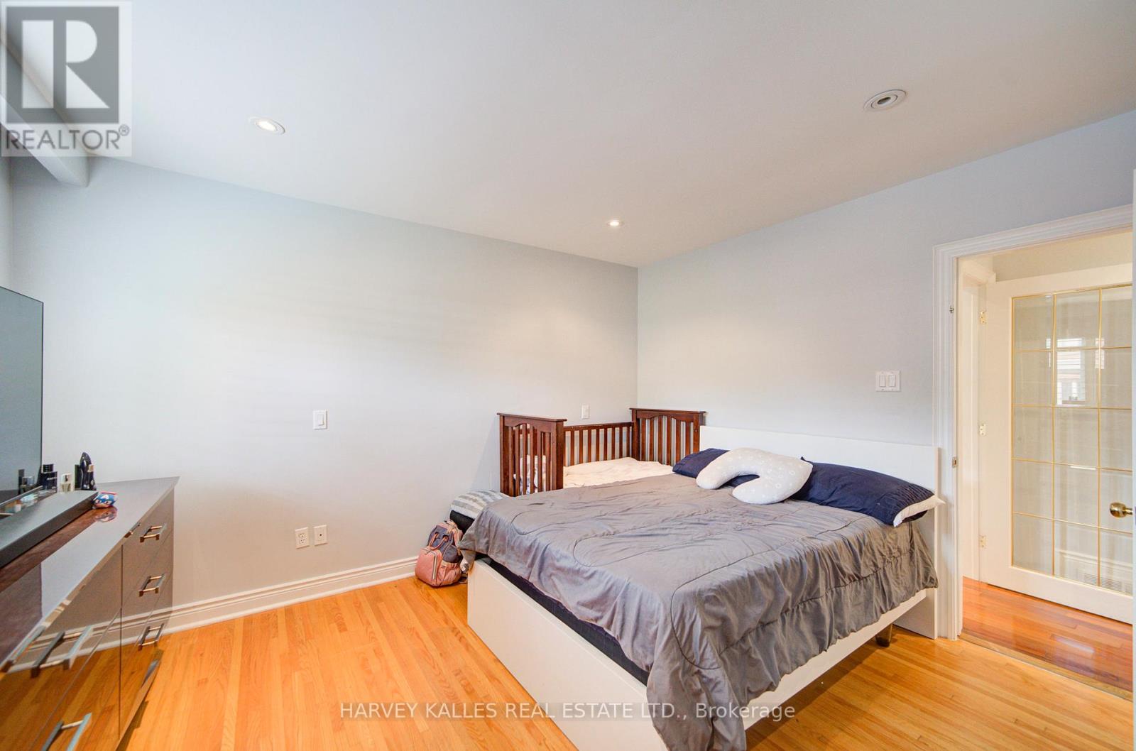 29 Lois Avenue, Toronto (Yorkdale-Glen Park), Ontario  M6B 3K4 - Photo 15 - W12200774