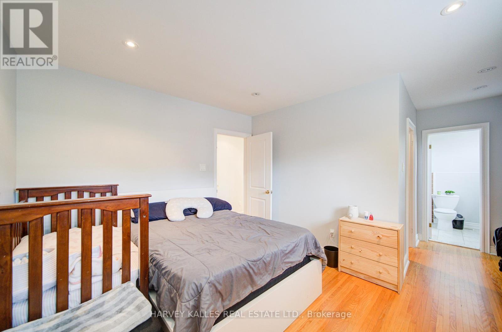 29 Lois Avenue, Toronto (Yorkdale-Glen Park), Ontario  M6B 3K4 - Photo 18 - W12200774