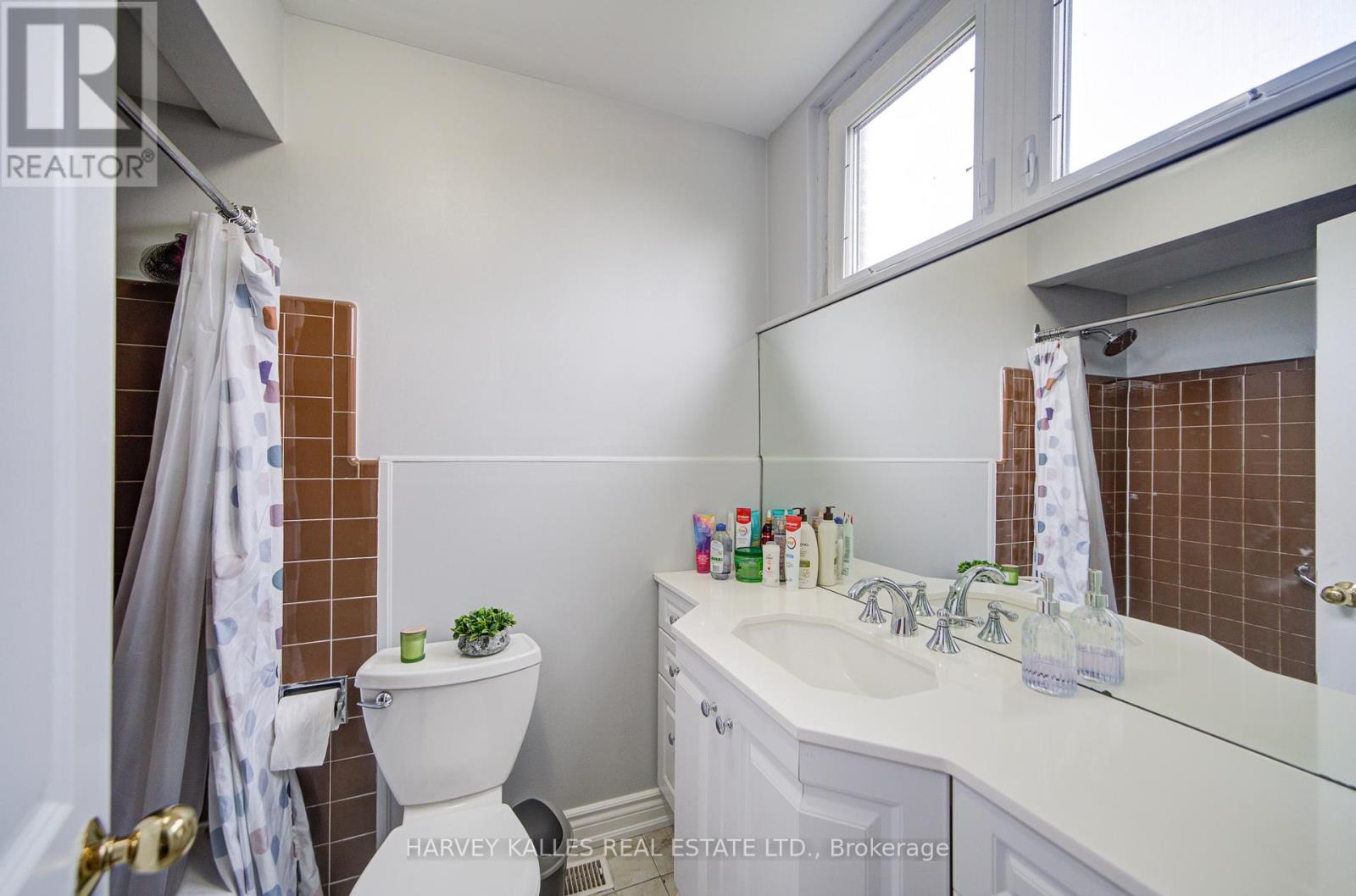 29 Lois Avenue, Toronto, Ontario  M6B 3K4 - Photo 19 - W12200774