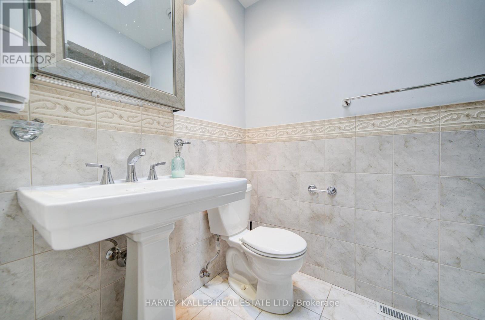 29 Lois Avenue, Toronto (Yorkdale-Glen Park), Ontario  M6B 3K4 - Photo 26 - W12200774