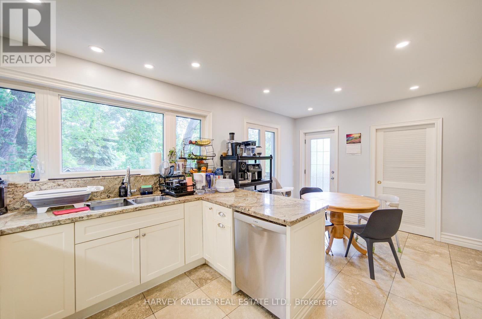 29 Lois Avenue, Toronto, Ontario  M6B 3K4 - Photo 6 - W12200774