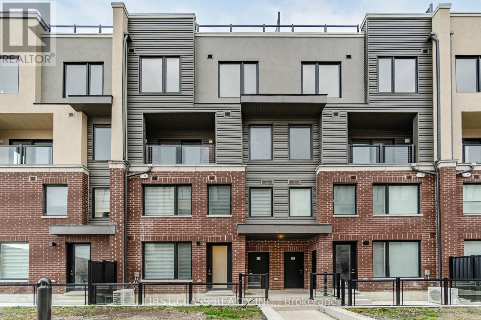 30 - 3405 Ridgeway Drive, Mississauga, Ontario  L5T 5T3 - Photo 1 - W12200781