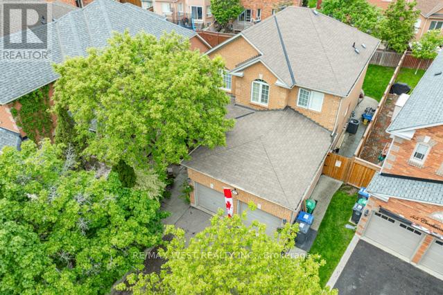 57 Creekwood Drive, Brampton (Snelgrove), Ontario  L7A 1J3 - Photo 4 - W12200786