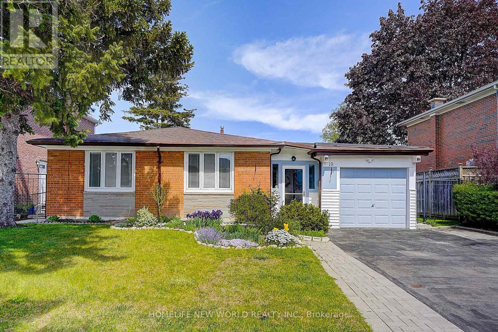 19 Pondsview Drive, Toronto, Ontario  M2J 4B3 - Photo 2 - C12090649
