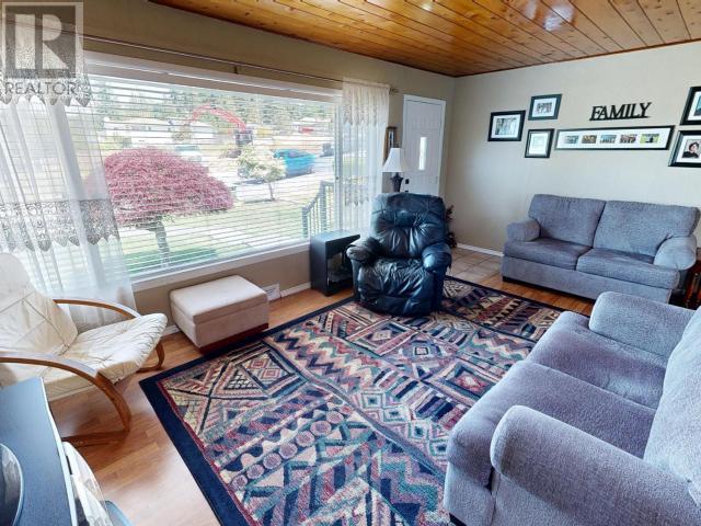 7186 Barnet Street, Powell River, British Columbia   - Photo 3 - 19036