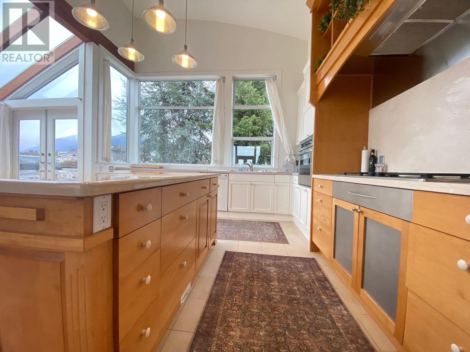 251 W 6th Street, North Vancouver, British Columbia  V7M 1K7 - Photo 2 - R3012175