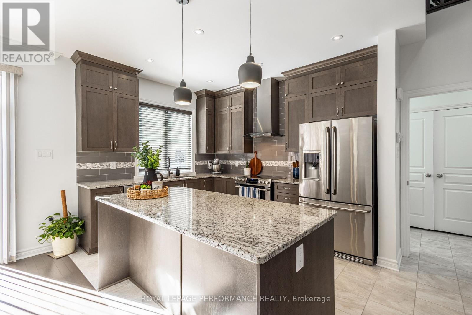 205 Shinleaf Crescent, Ottawa, Ontario  K1W 0J1 - Photo 11 - X12200823