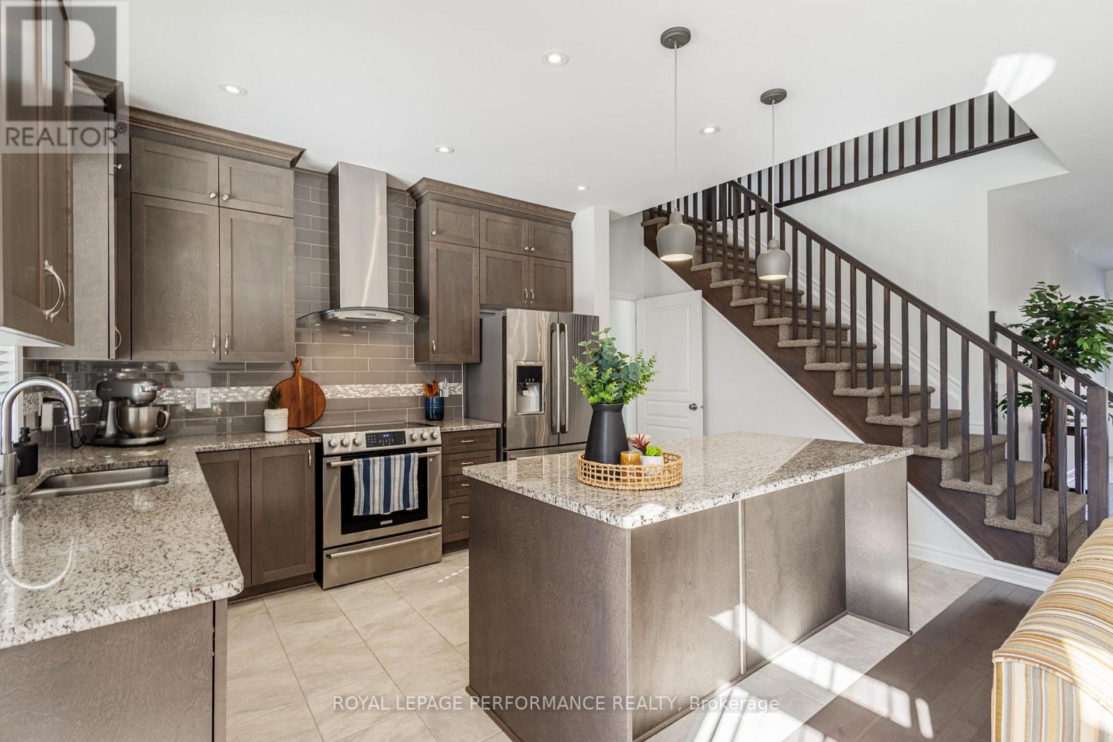 205 Shinleaf Crescent, Ottawa, Ontario  K1W 0J1 - Photo 13 - X12200823