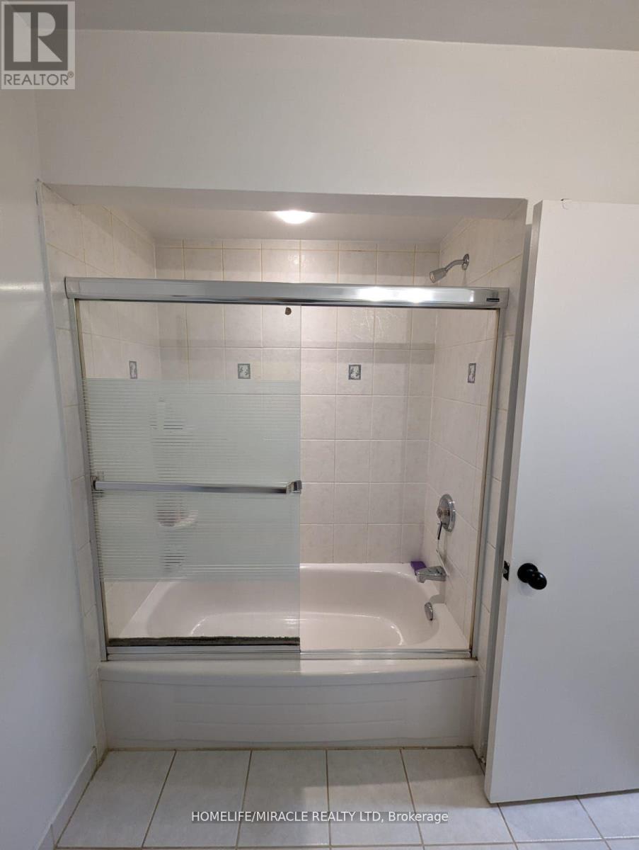 81 Dolly Varden Boulevard, Toronto, Ontario  M1H 2K2 - Photo 24 - E12200827