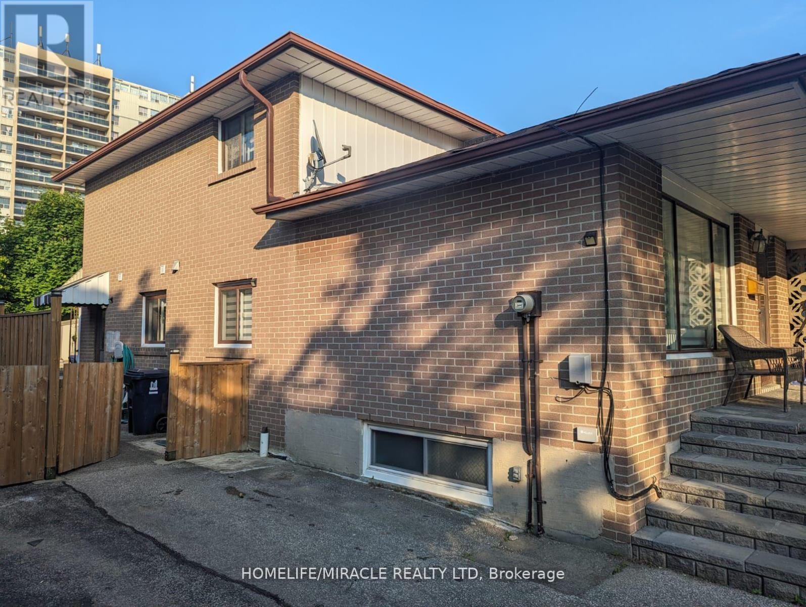81 Dolly Varden Boulevard, Toronto, Ontario  M1H 2K2 - Photo 3 - E12200827