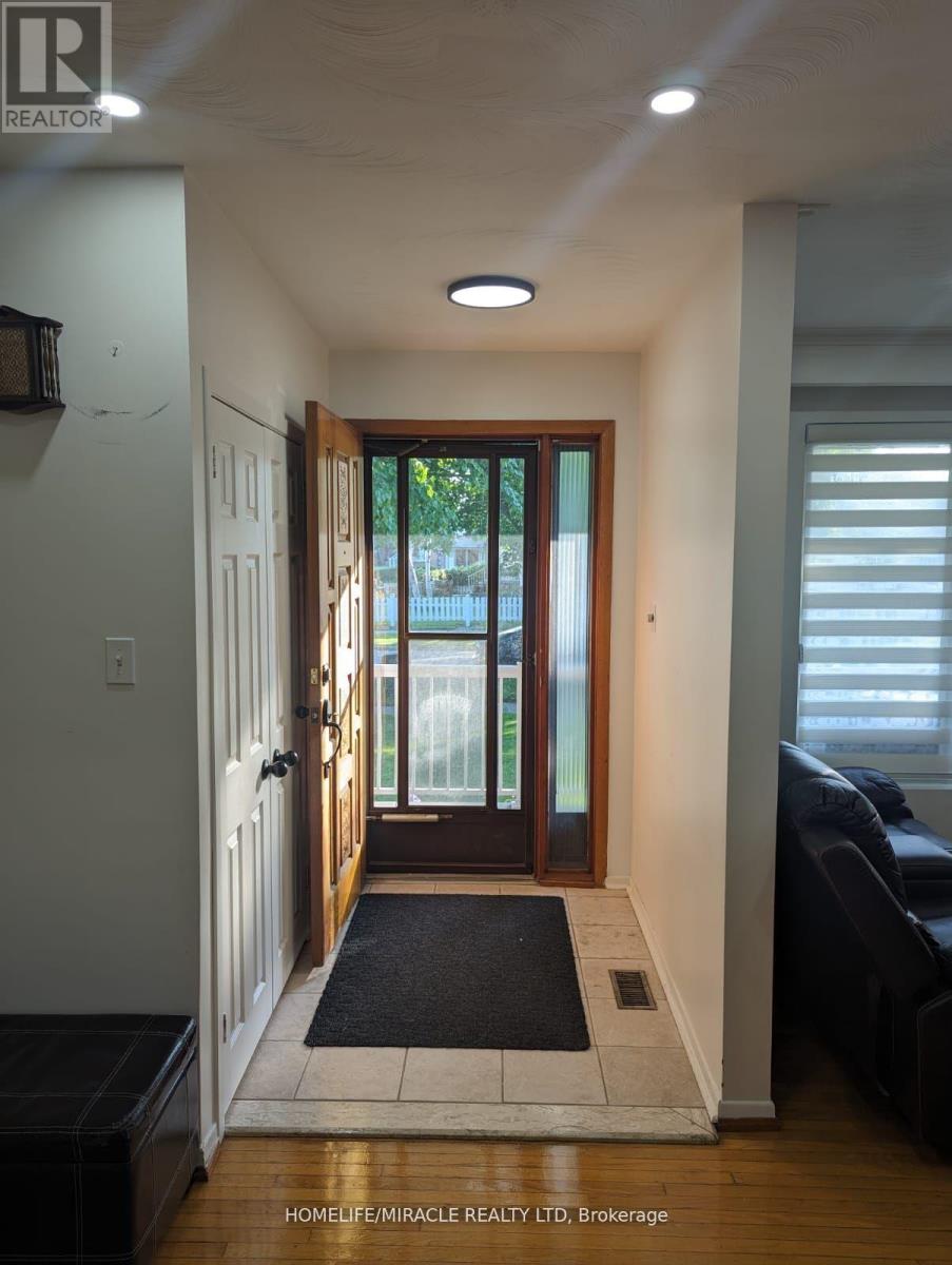 81 Dolly Varden Boulevard, Toronto, Ontario  M1H 2K2 - Photo 4 - E12200827