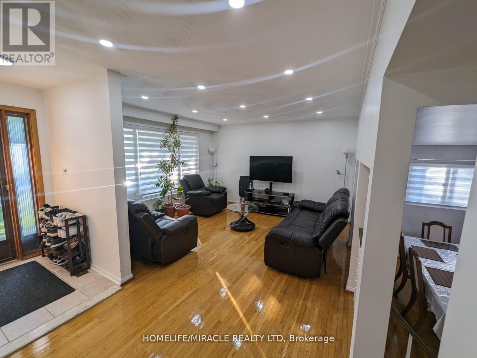 81 Dolly Varden Boulevard, Toronto, Ontario  M1H 2K2 - Photo 7 - E12200827