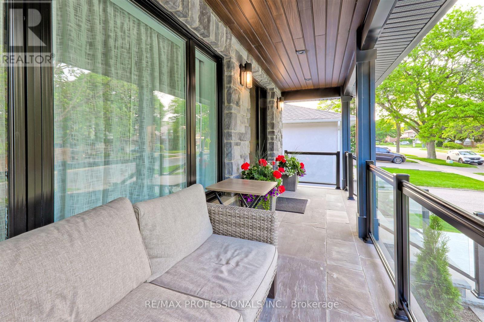 310 Chantenay Drive, Mississauga, Ontario  L5A 1E7 - Photo 8 - W12200847