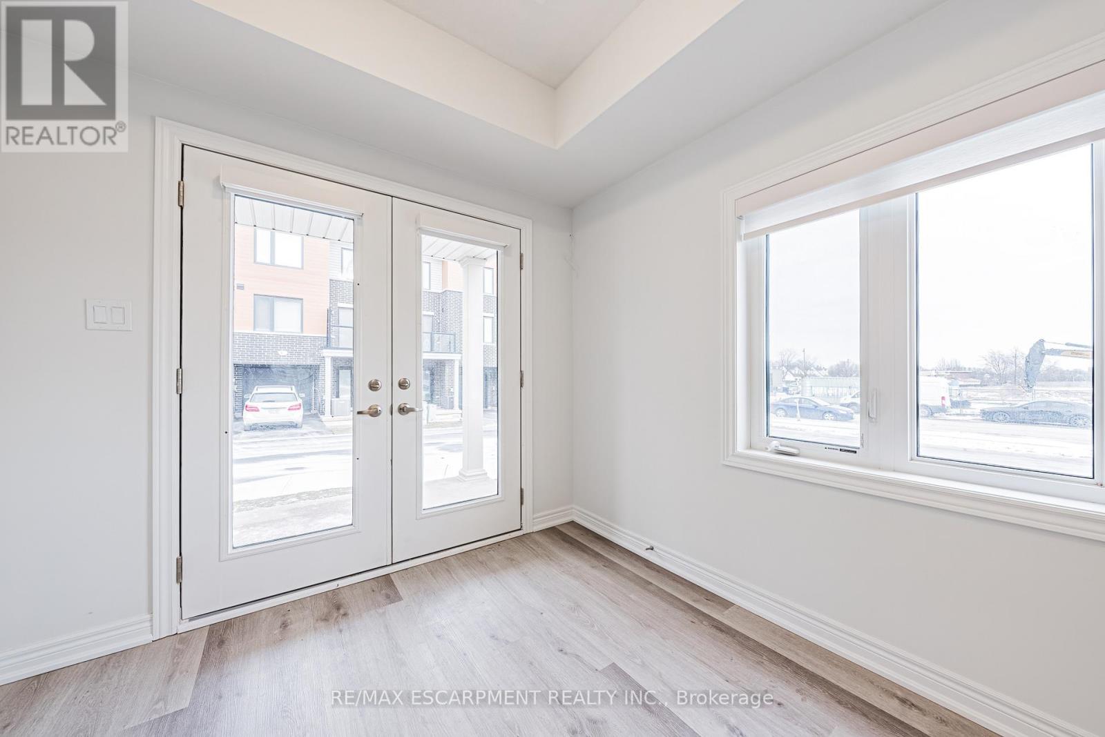 55 Dryden Lane, Hamilton (Mcquesten), Ontario  L8H 0B6 - Photo 4 - X12200820