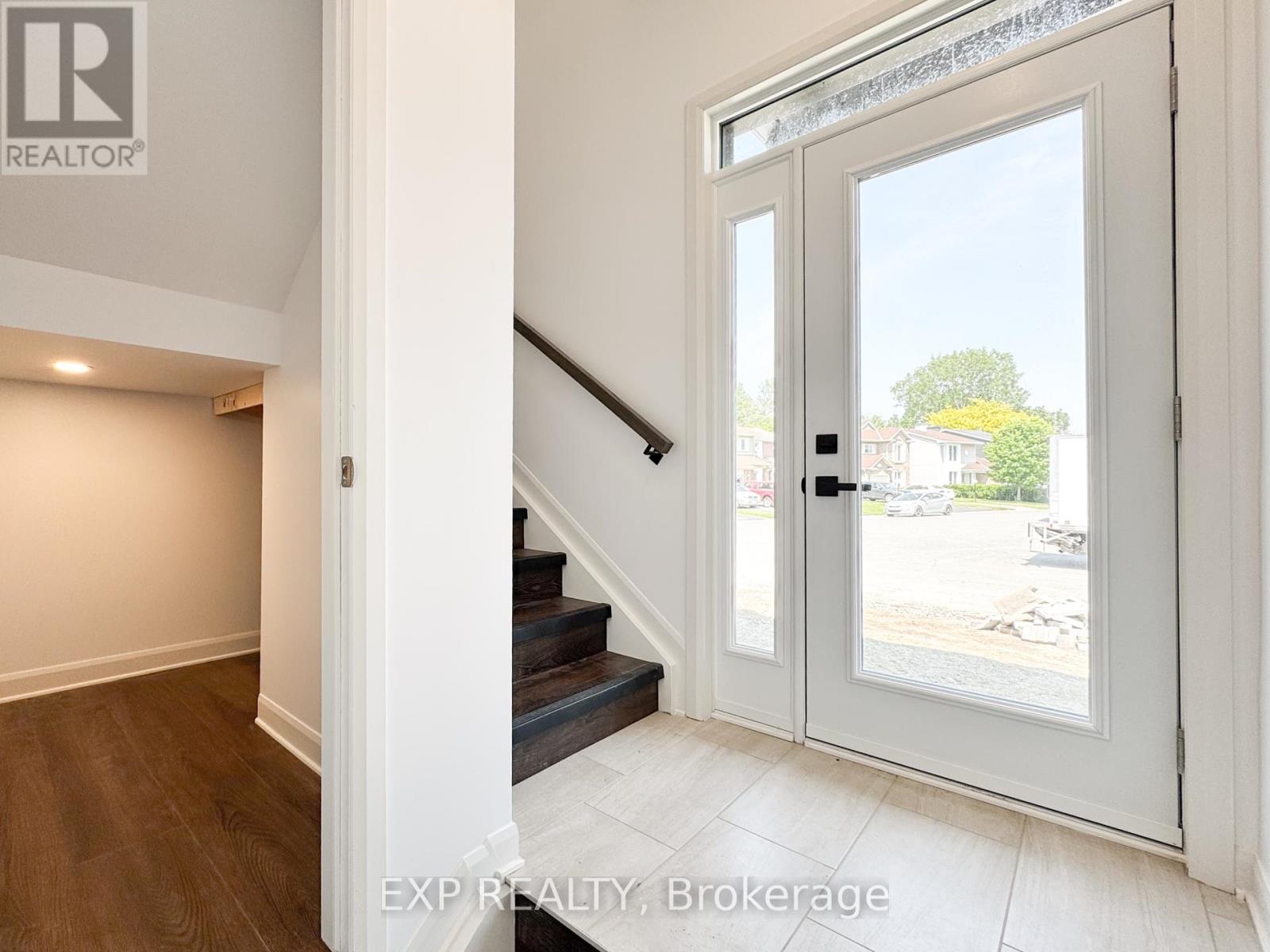 E - 25 Fair Oaks Crescent, Ottawa, Ontario  K2G 4W6 - Photo 3 - X12200890