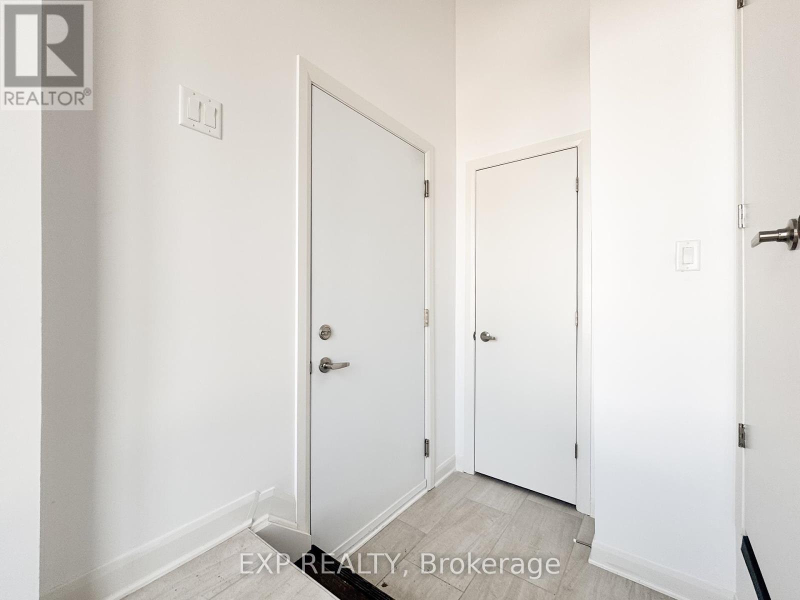 E - 25 Fair Oaks Crescent, Ottawa, Ontario  K2G 4W6 - Photo 4 - X12200890