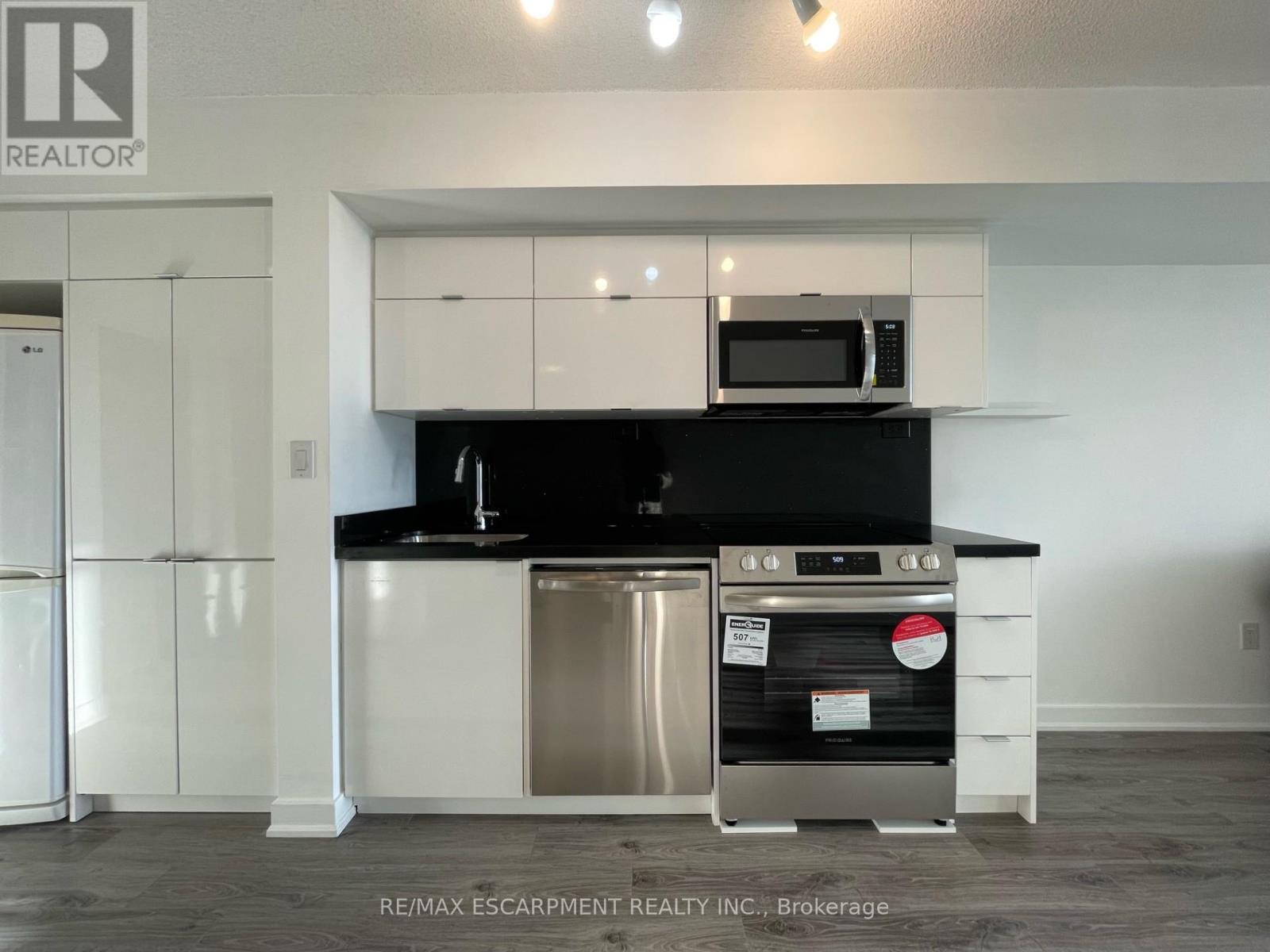 1510 - 21 Iceboat Terrace, Toronto, Ontario  M5V 4A9 - Photo 3 - C12200884