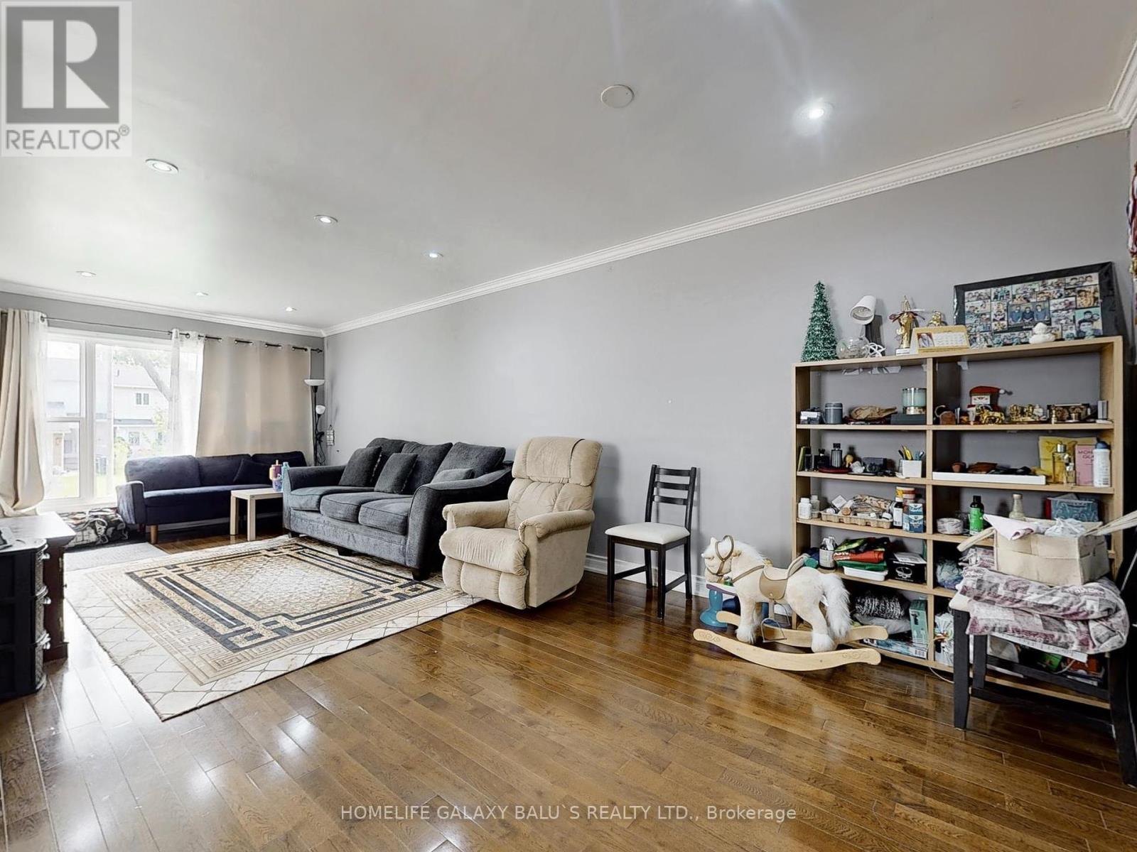 Property at 76 LOWRY SQUARE image 4