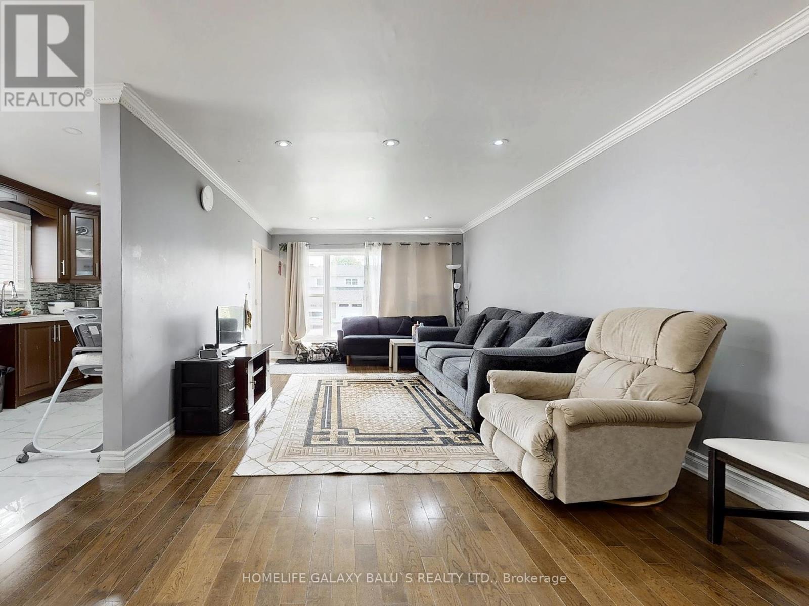 Property at 76 LOWRY SQUARE image 5