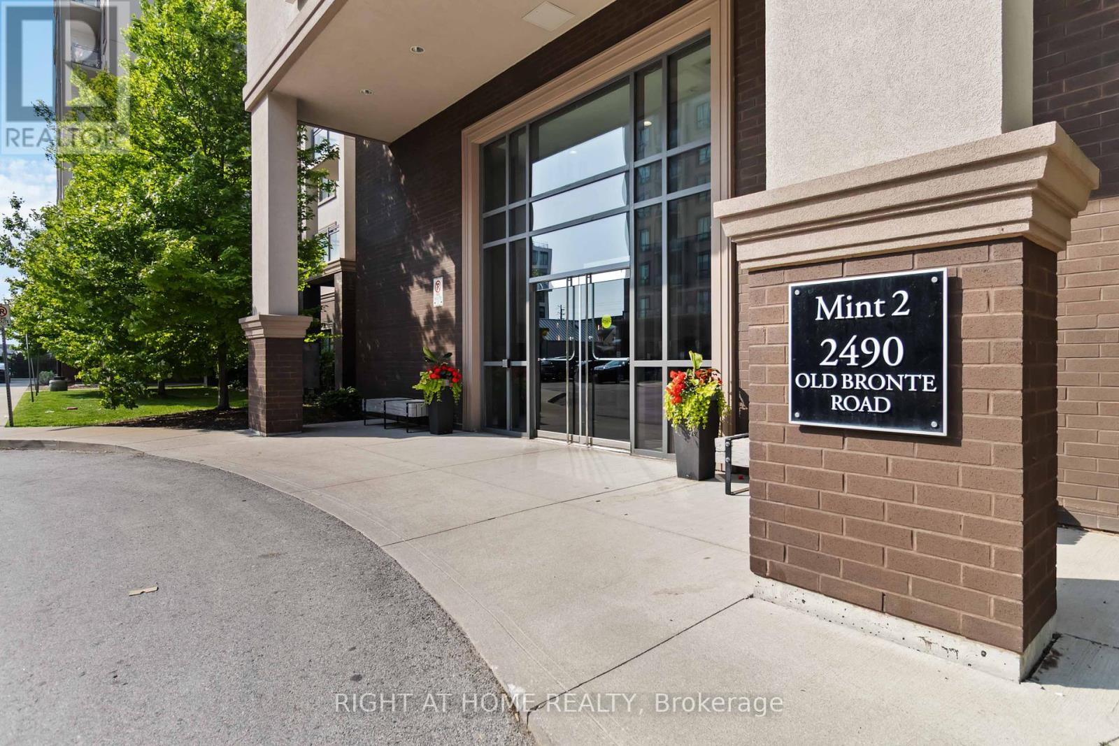 301 - 2490 Old Bronte Road, Oakville (Wt West Oak Trails), Ontario  L6M 0Y5 - Photo 2 - W12200871