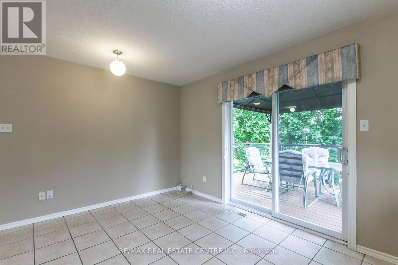 15 Bradbury Crescent, Brant, Ontario  N3L 4E1 - Photo 10 - X12200906