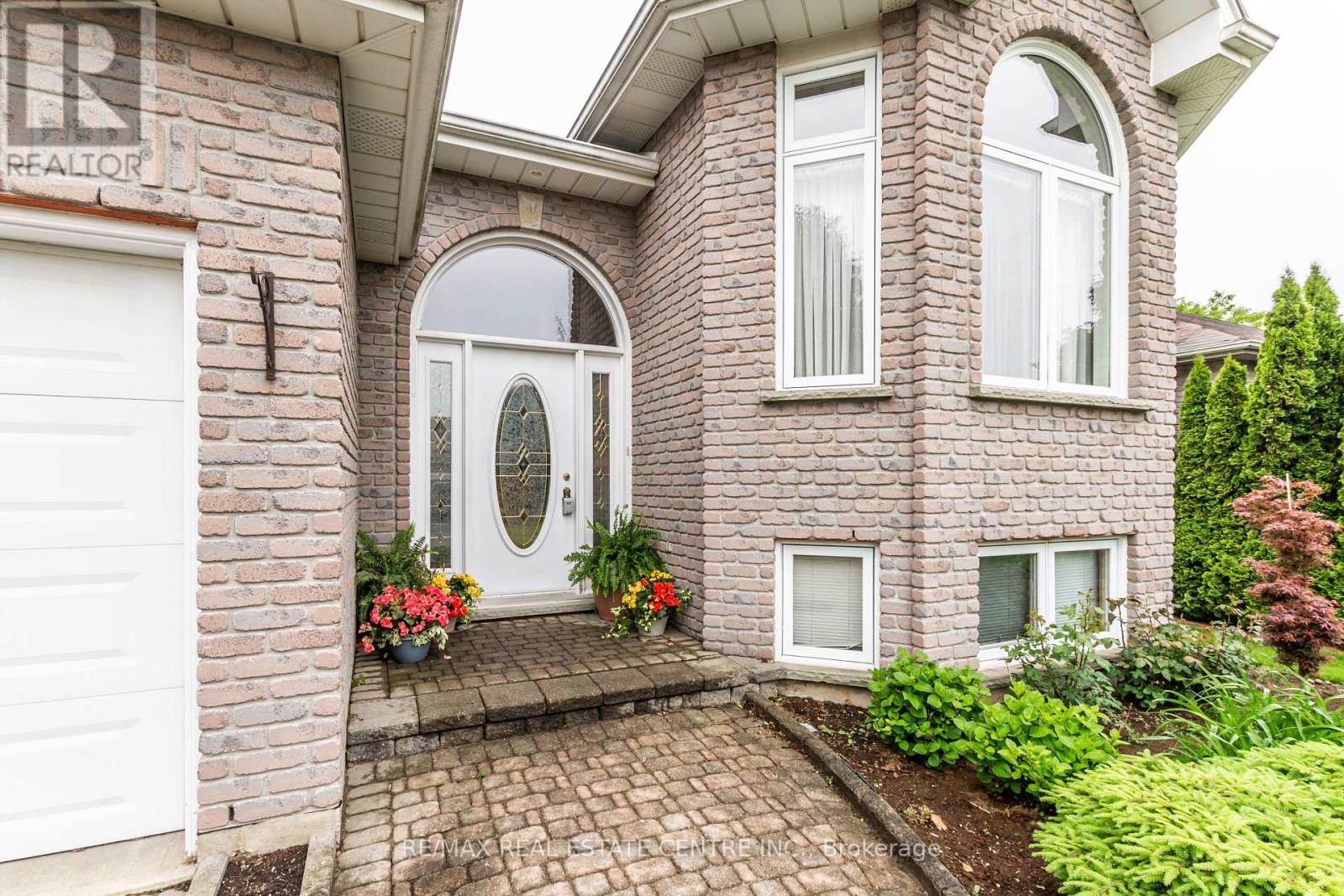 15 Bradbury Crescent, Brant, Ontario  N3L 4E1 - Photo 3 - X12200906