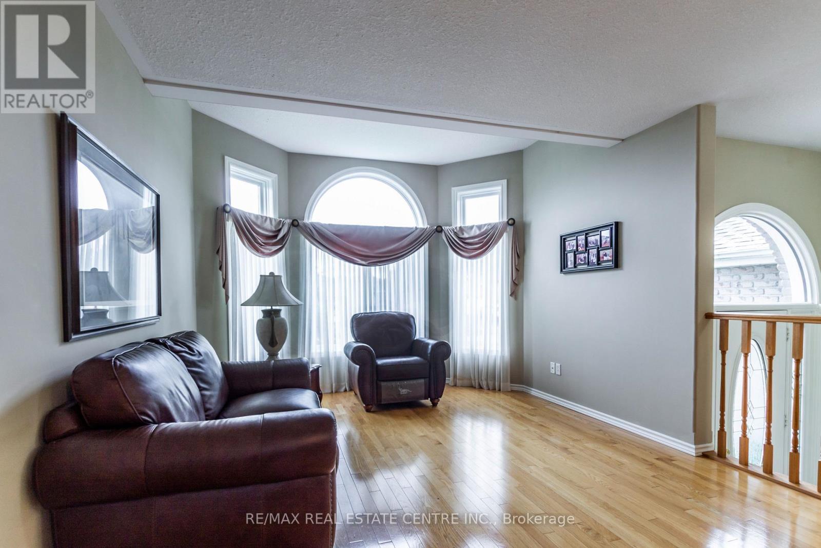 15 Bradbury Crescent, Brant, Ontario  N3L 4E1 - Photo 5 - X12200906