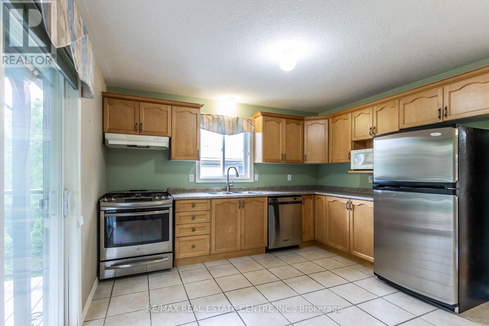 15 Bradbury Crescent, Brant, Ontario  N3L 4E1 - Photo 8 - X12200906