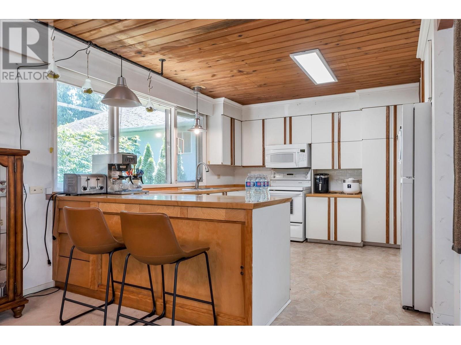 977 Belvedere Drive, North Vancouver, British Columbia  V7R 2C2 - Photo 13 - R3012068