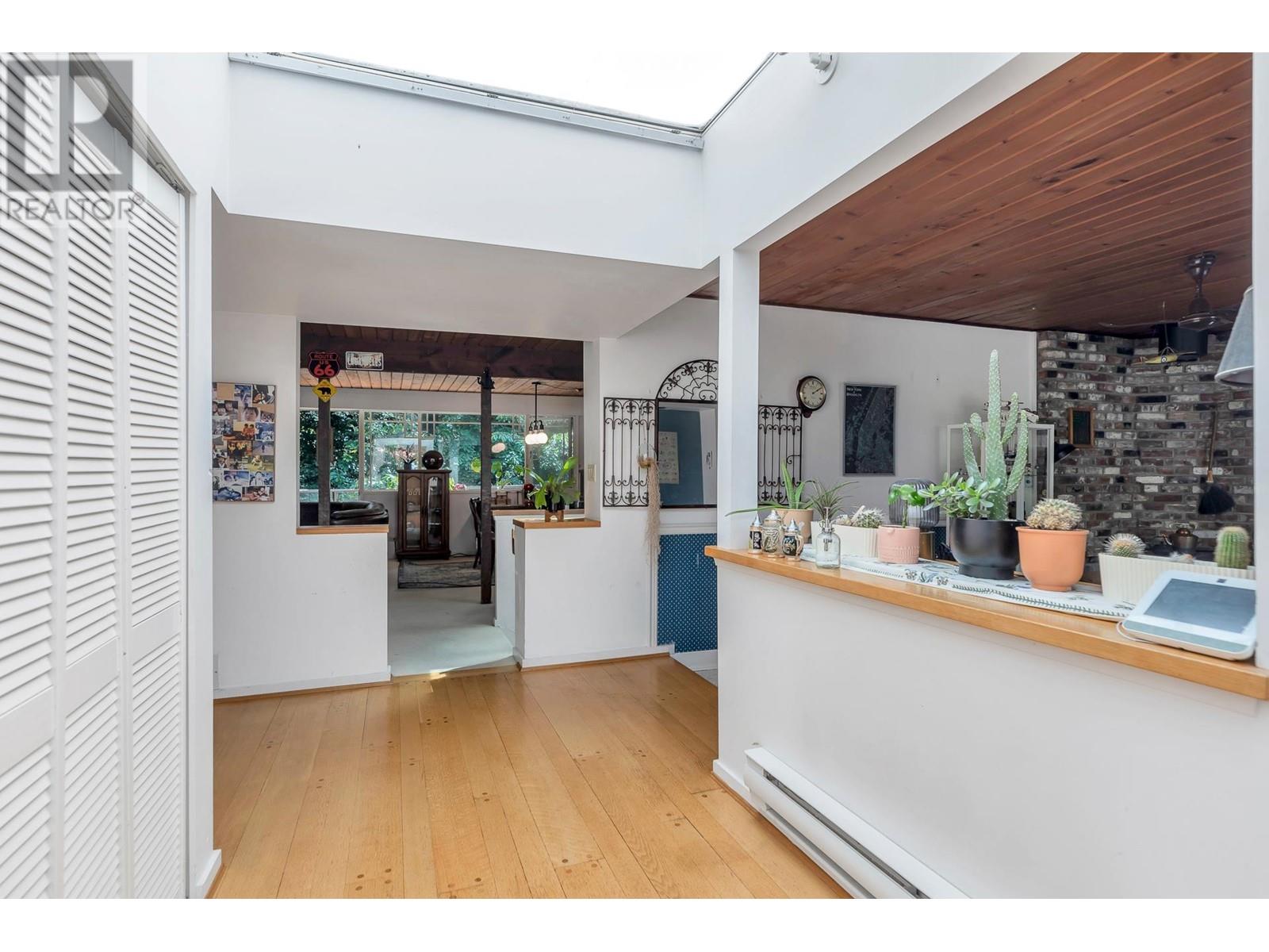 977 Belvedere Drive, North Vancouver, British Columbia  V7R 2C2 - Photo 4 - R3012068
