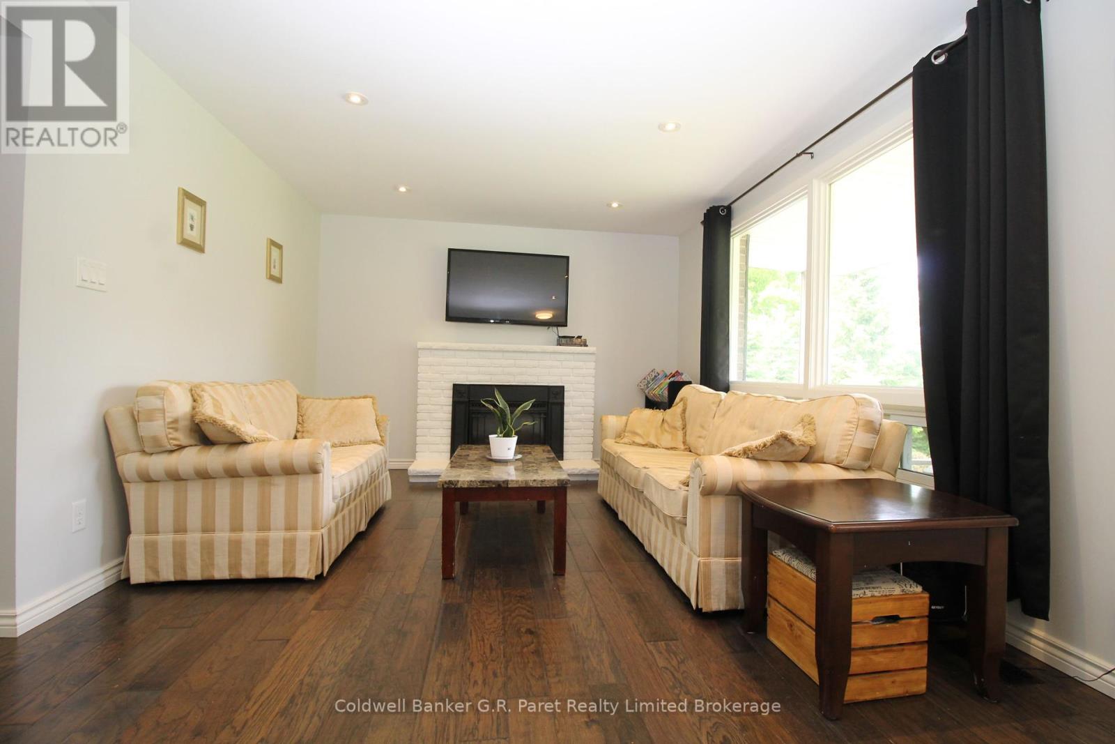 104 Simcoe Crescent, Middlesex Centre, Ontario  N0L 1R0 - Photo 6 - X12157608