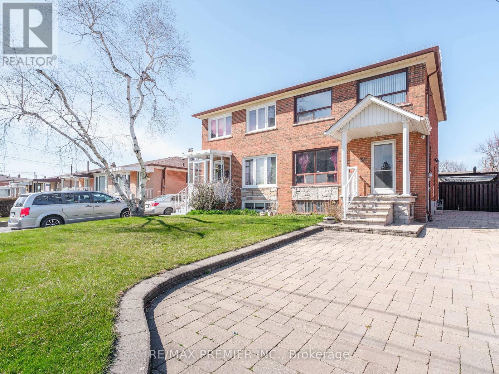 32 MARLINGTON CRESCENT, Toronto, Ontario