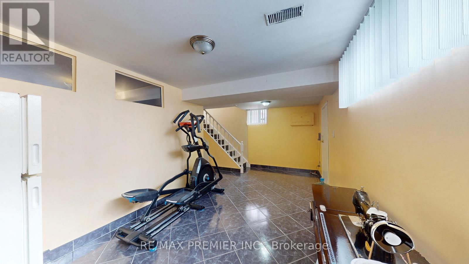 32 Marlington Crescent, Toronto (Downsview-Roding-Cfb), Ontario  M3L 1K4 - Photo 16 - W12200944