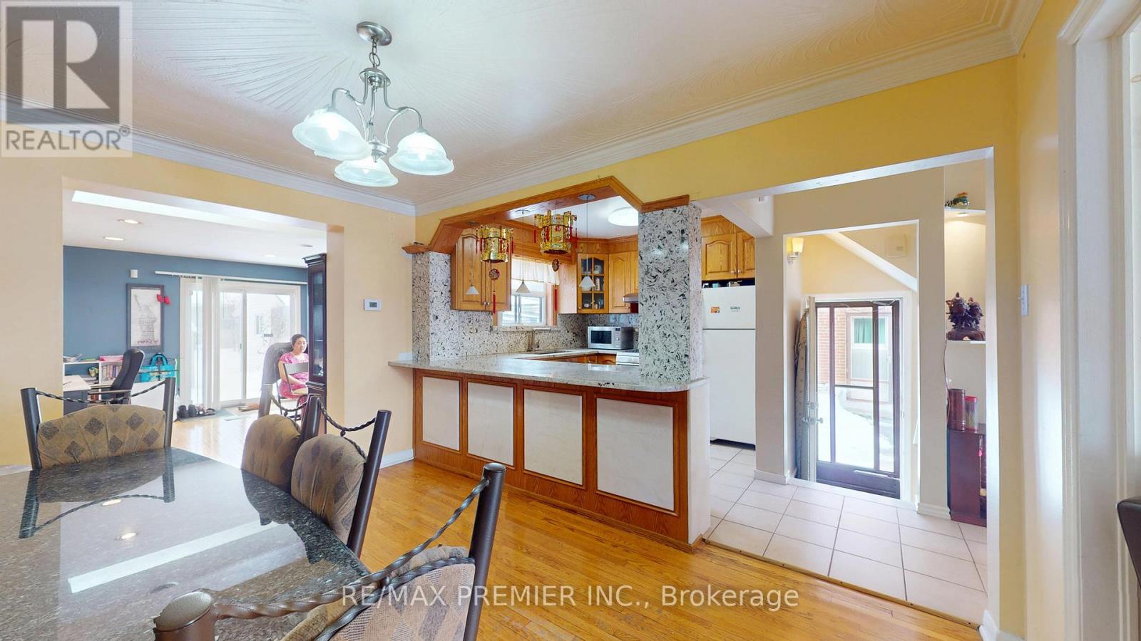 Property at 32 MARLINGTON CRESCENT image 2