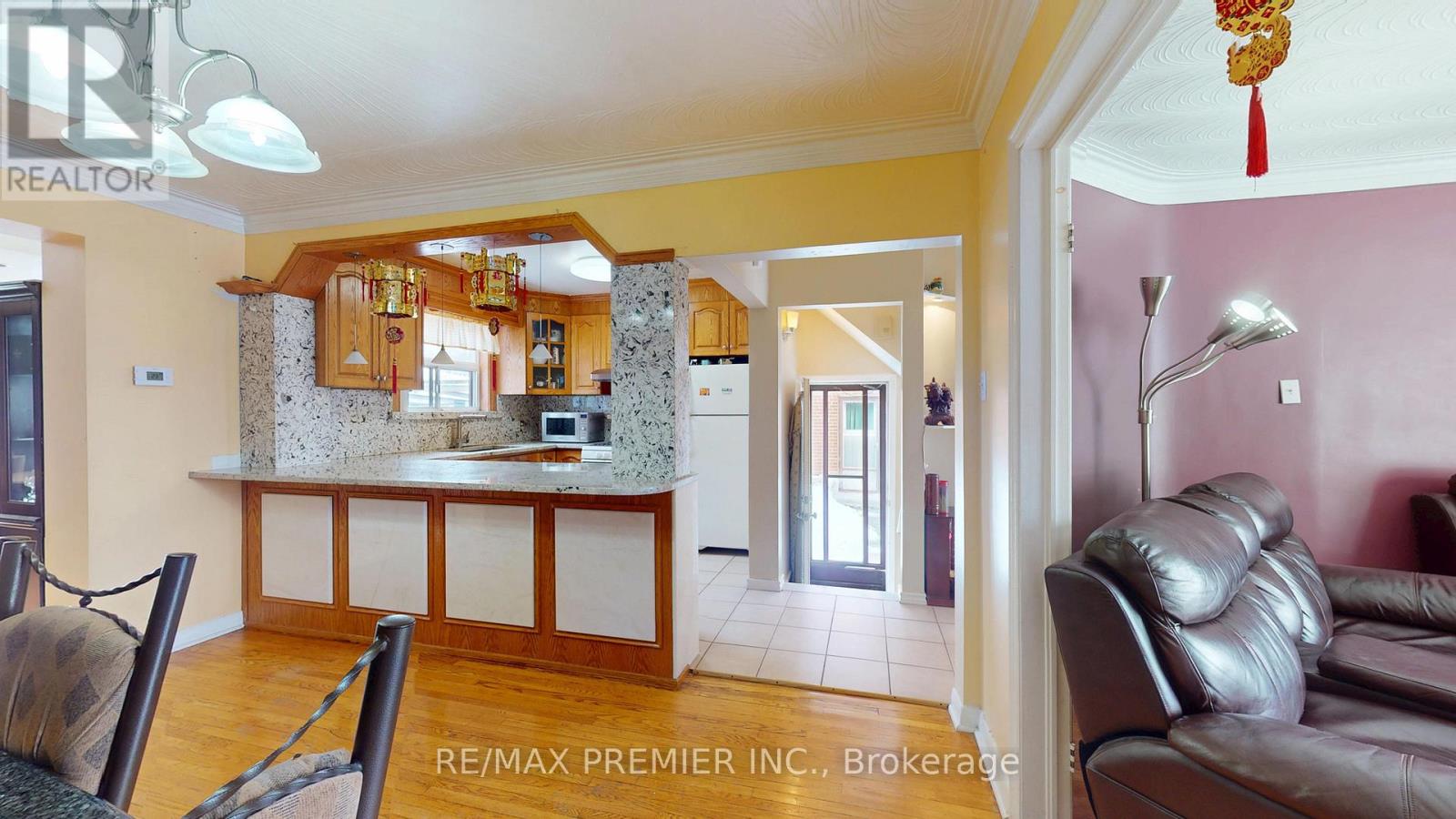 Property at 32 MARLINGTON CRESCENT image 3