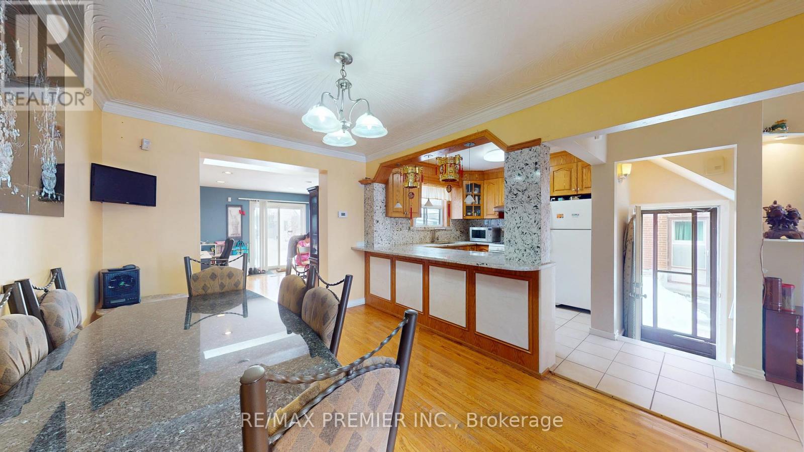 Property at 32 MARLINGTON CRESCENT image 4