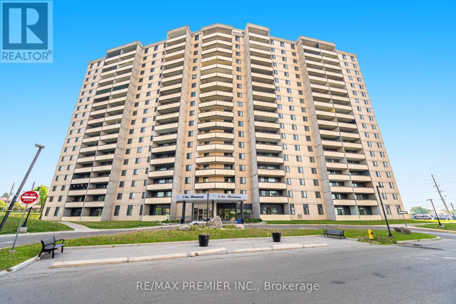 402 - 5 SAN ROMANOWAY, Toronto, Ontario