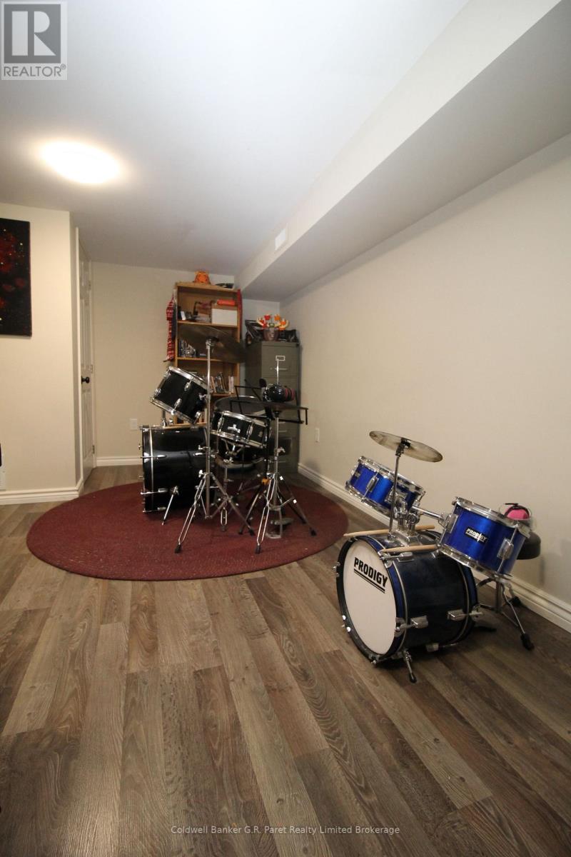 104 Simcoe Crescent, Middlesex Centre, Ontario  N0L 1R0 - Photo 21 - X12157608