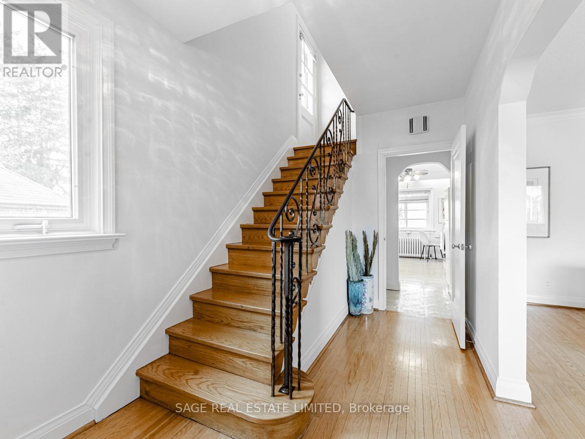 28 Barbara Crescent, Toronto, Ontario  M4C 3B2 - Photo 3 - E12201023