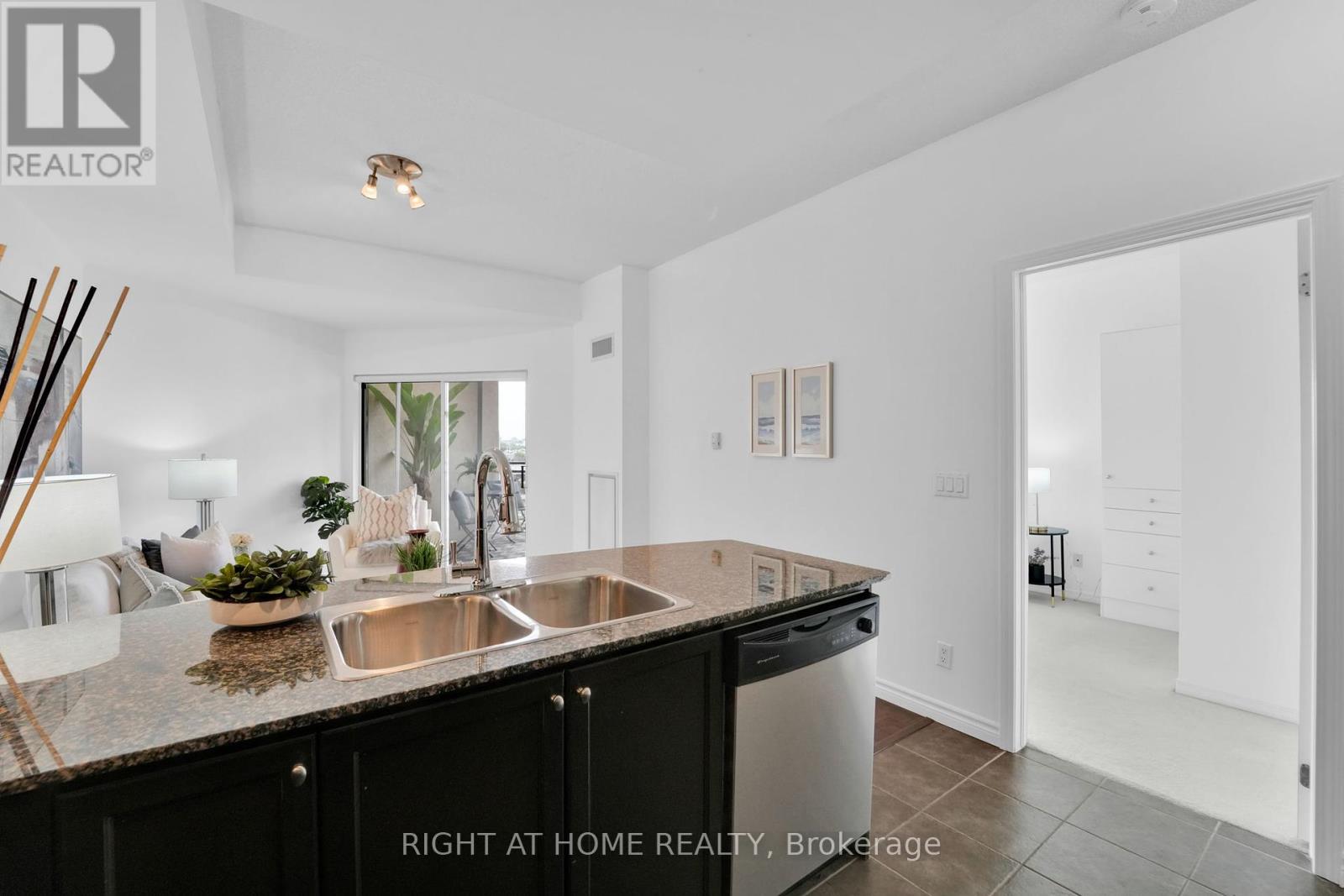 710 - 2 Maison Parc Court, Vaughan, Ontario  L4J 9K4 - Photo 6 - N12201000