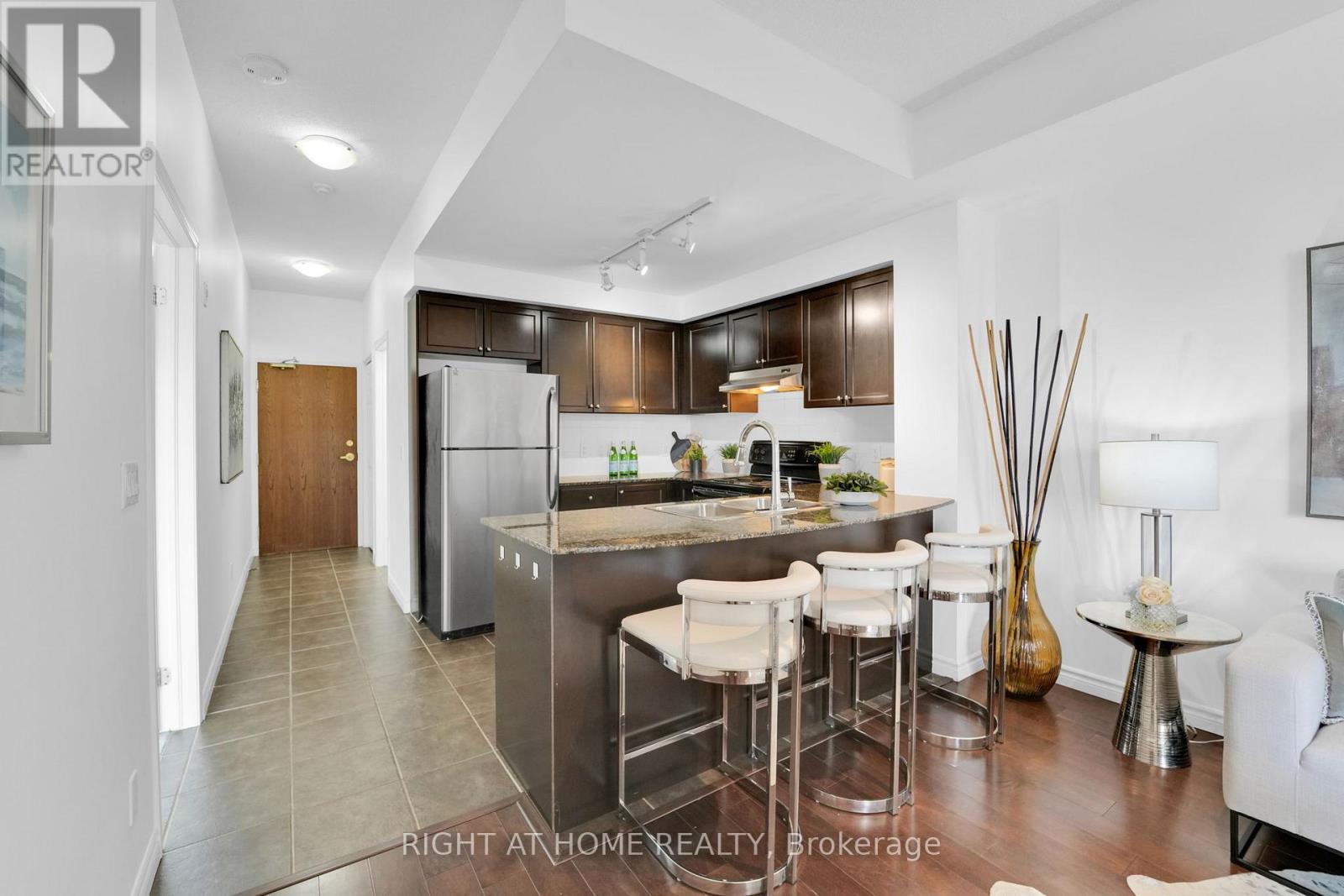 710 - 2 Maison Parc Court, Vaughan (Lakeview Estates), Ontario  L4J 9K4 - Photo 7 - N12201000
