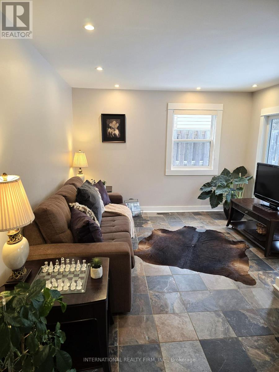 659 Cherrywood Drive, Burlington, Ontario  L7T 3W9 - Photo 13 - W12200988