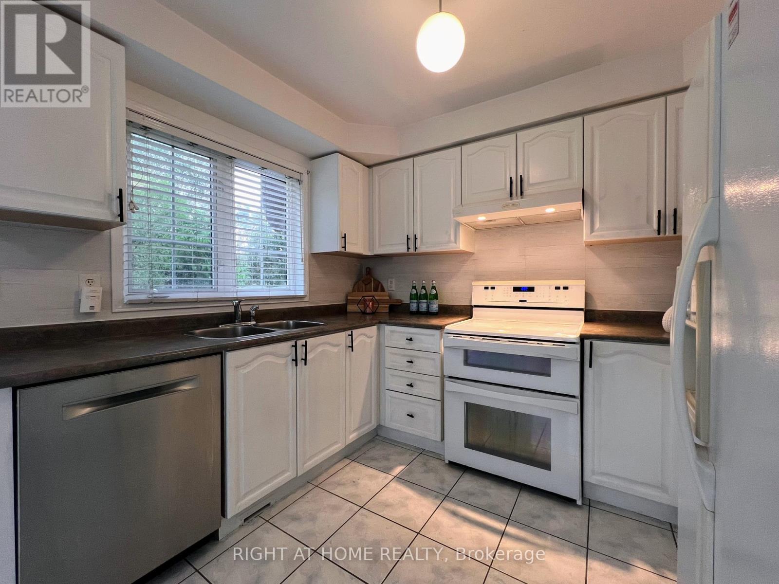 156 Fairhill Avenue, Brampton, Ontario  L7A 2H7 - Photo 11 - W12200991