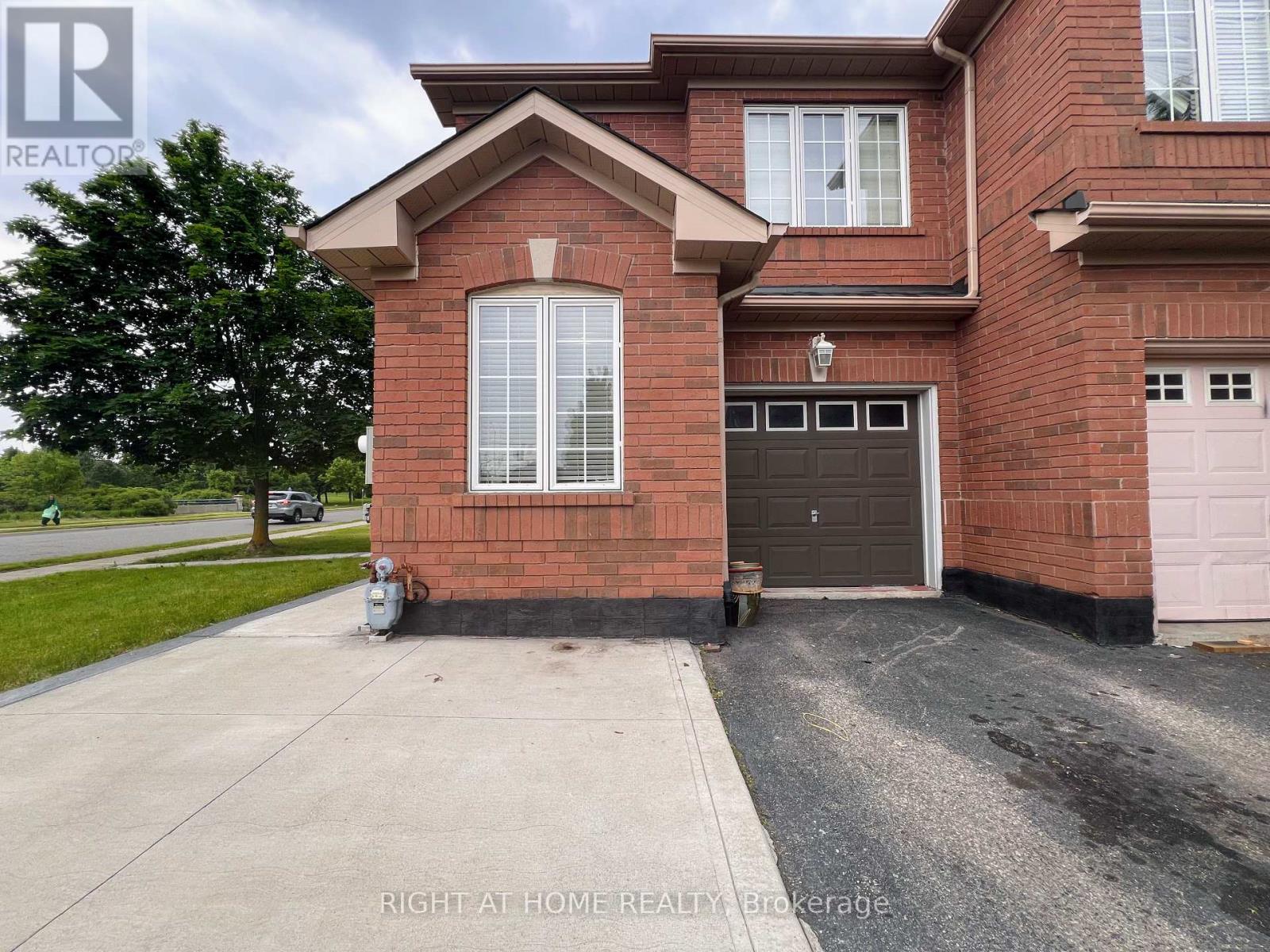 156 Fairhill Avenue, Brampton, Ontario  L7A 2H7 - Photo 2 - W12200991