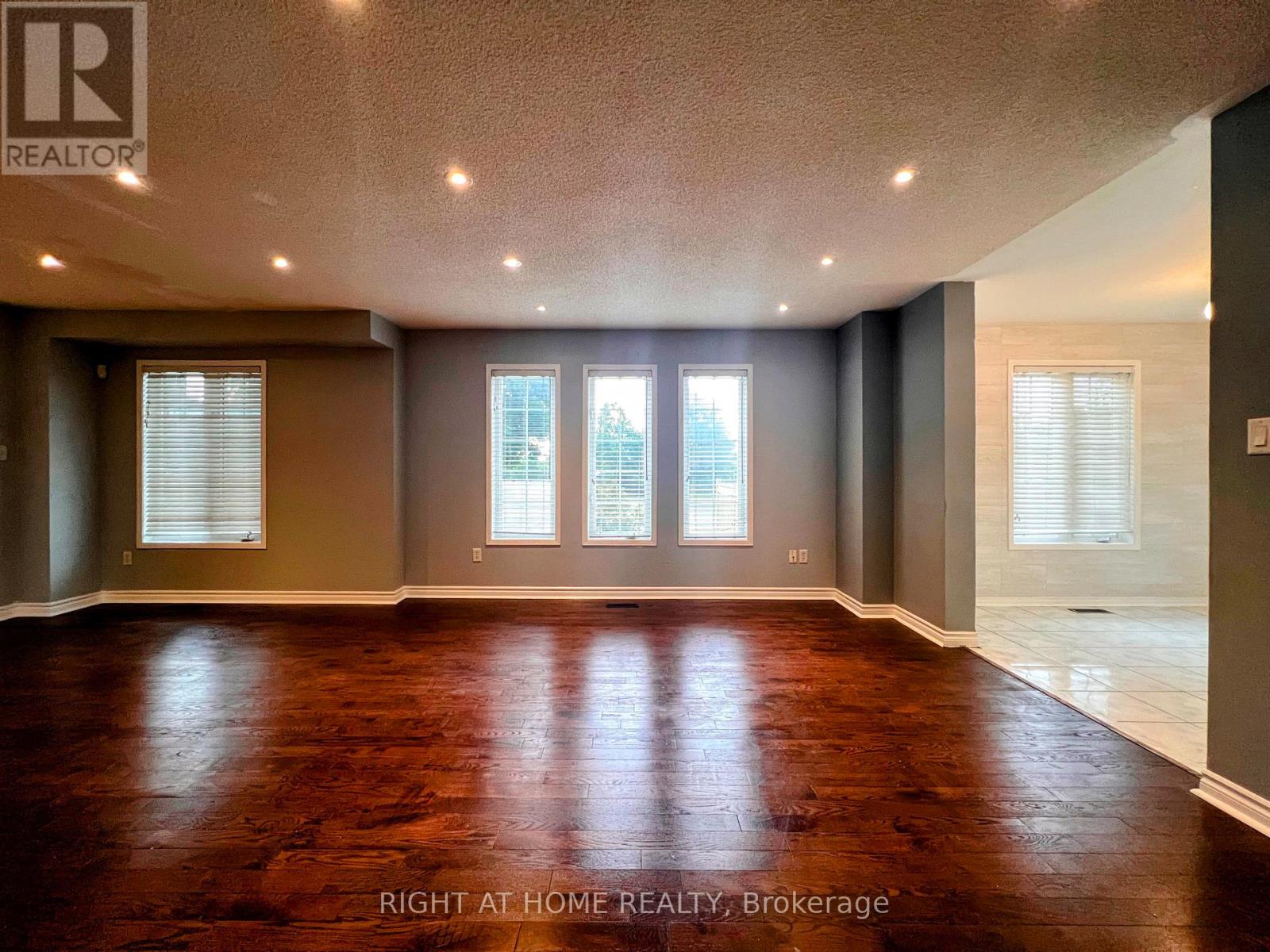 156 Fairhill Avenue, Brampton, Ontario  L7A 2H7 - Photo 5 - W12200991