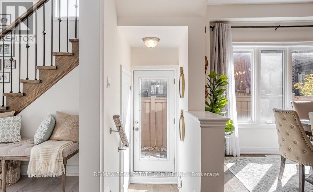 17 Prairie Creek Crescent, Brampton, Ontario  L6Y 6C9 - Photo 4 - W12201040